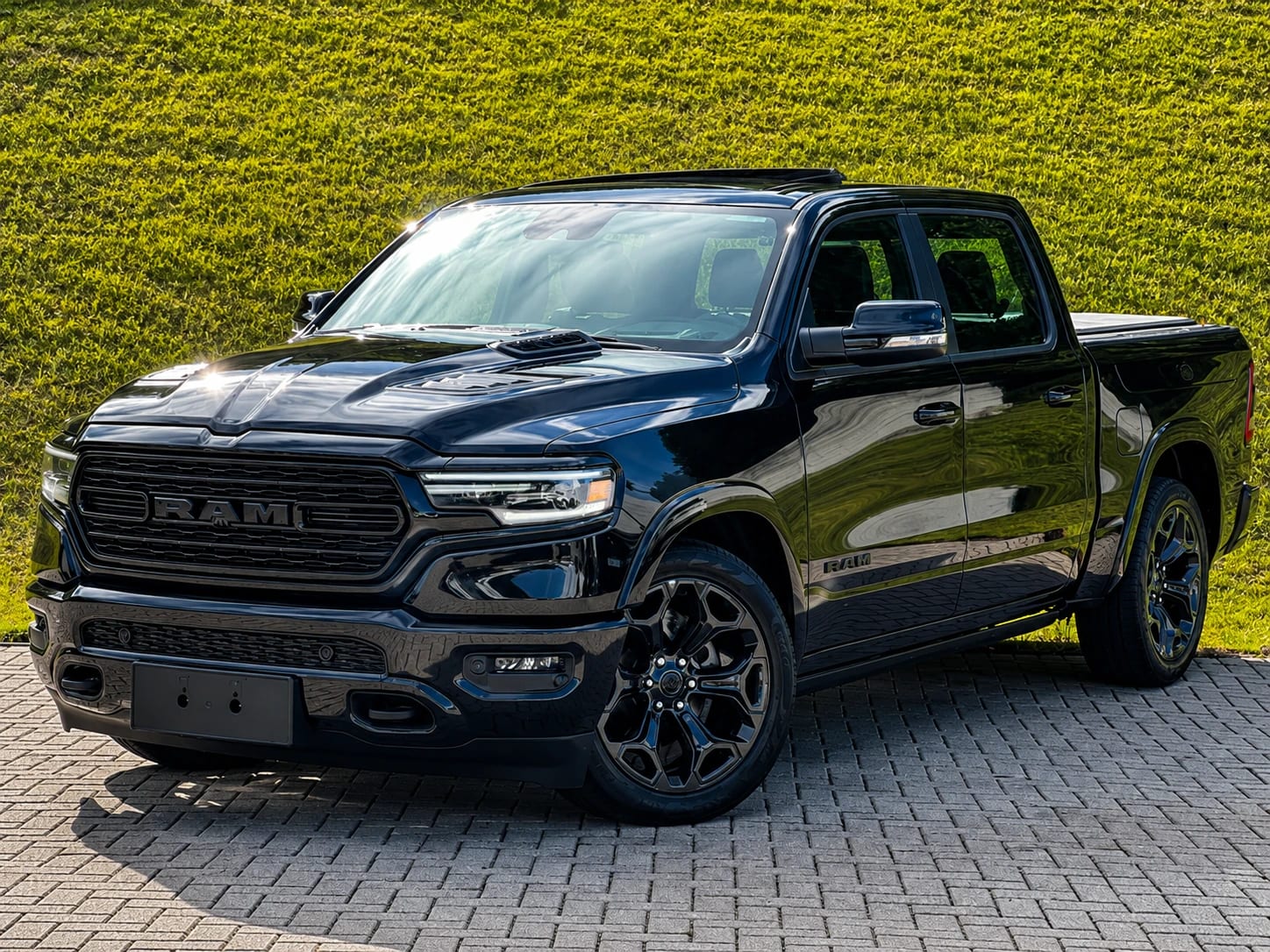 RAM 1500 preta, vista de três quartos dianteira